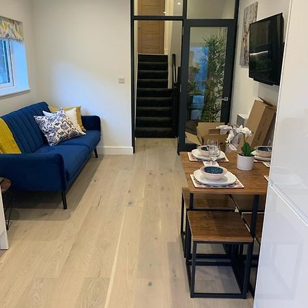 Two Bedroom Apartment - ลอนดอน ภายนอก รูปภาพ