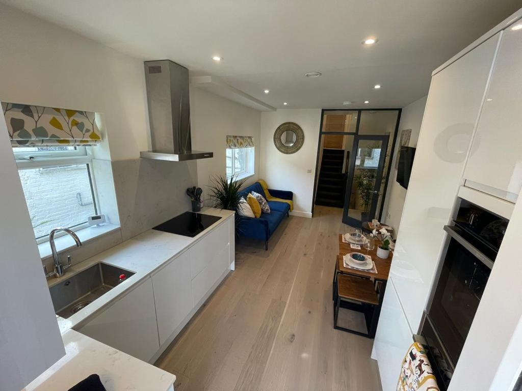 Two Bedroom Apartment - ลอนดอน ภายนอก รูปภาพ