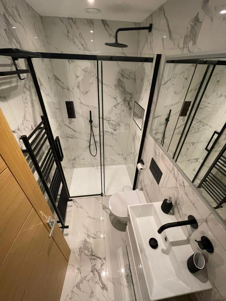 Two Bedroom Apartment - ลอนดอน ภายนอก รูปภาพ