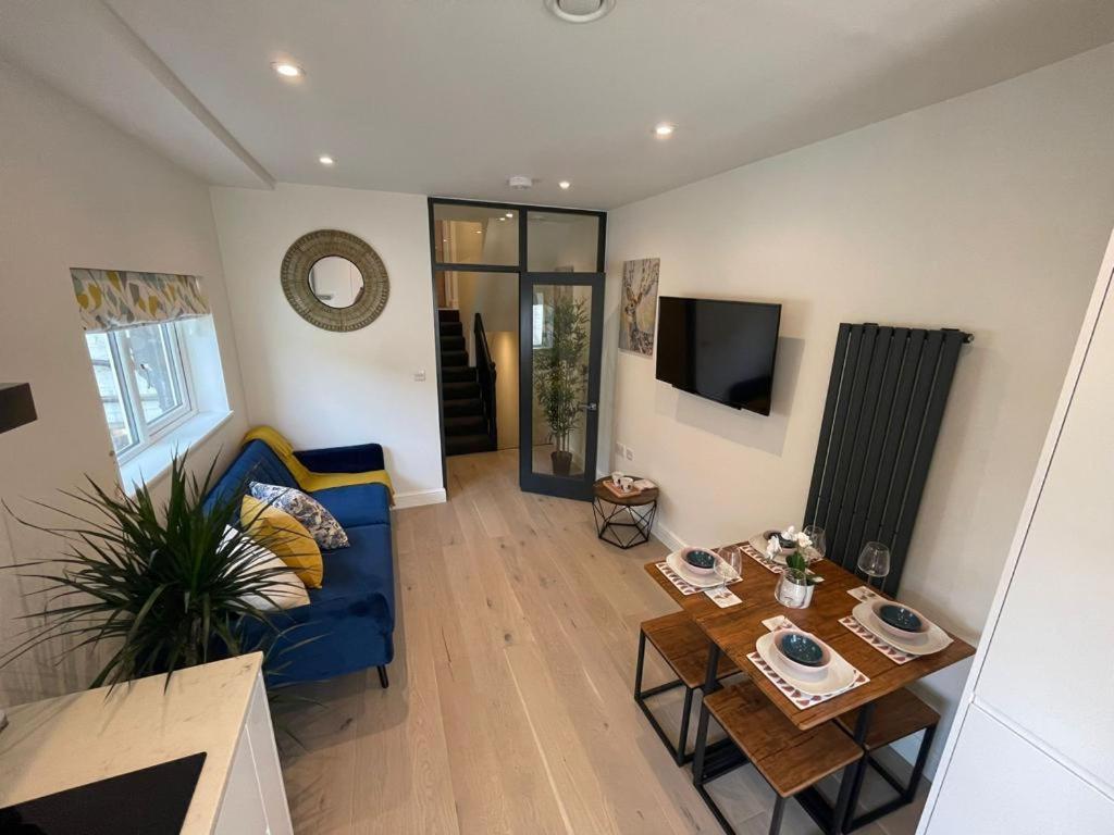 Two Bedroom Apartment - ลอนดอน ภายนอก รูปภาพ